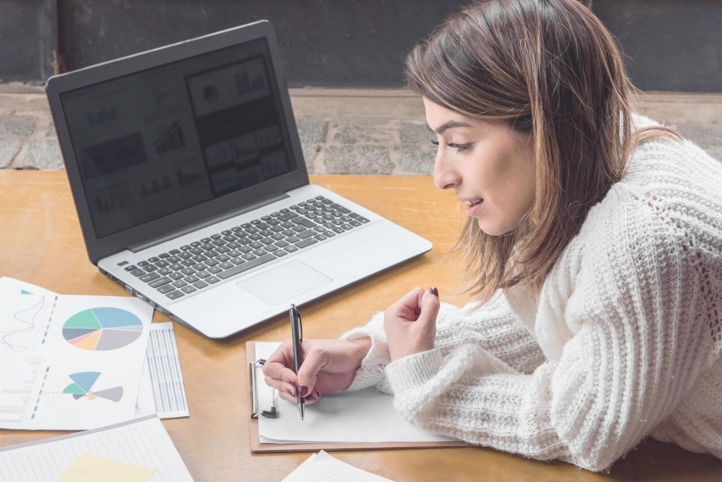 Análisis de aplicaciones financieras en tablet con gráficos de gastos mensuales